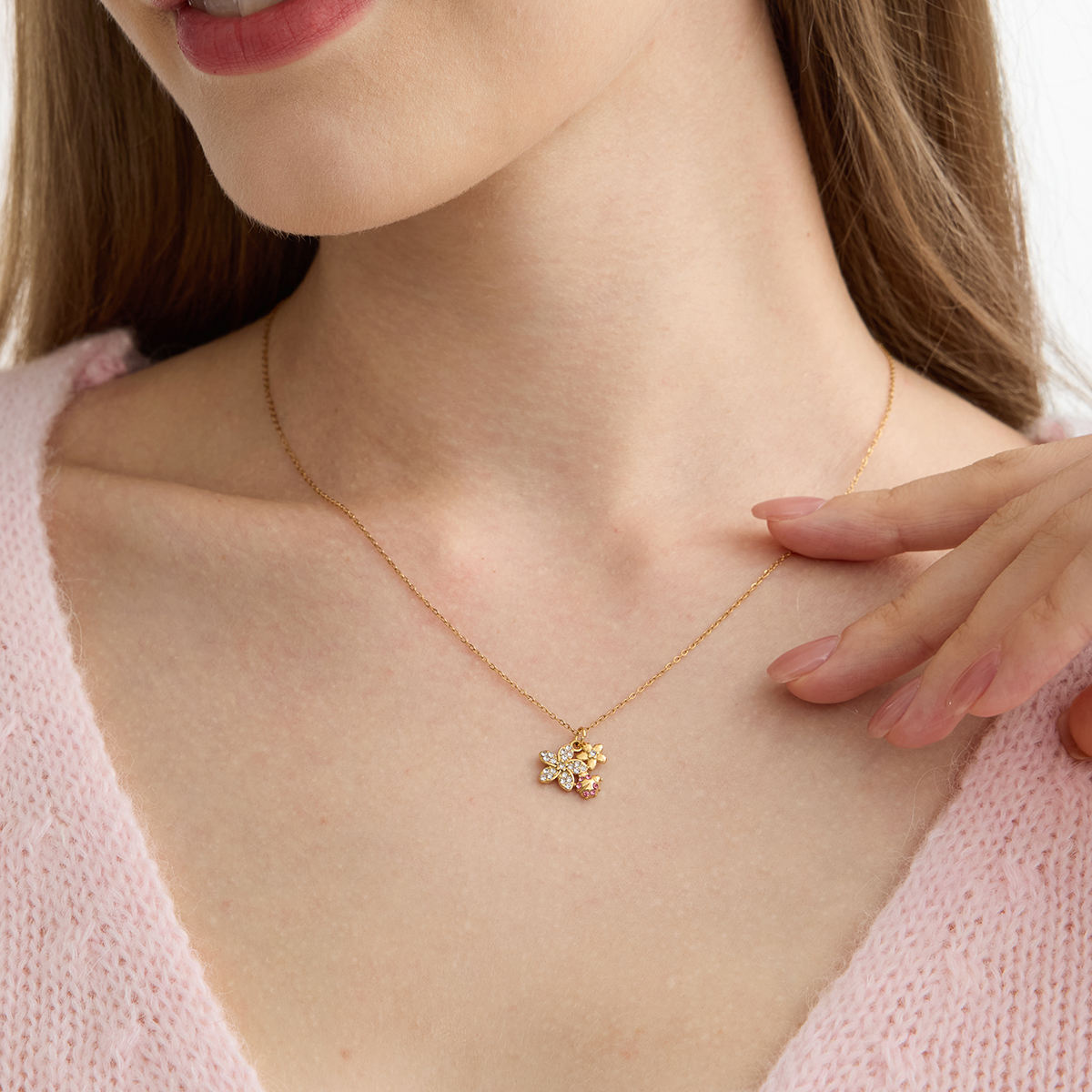 Daisy Blossom Charm Pendant – 18K Gold-Plated Floral Chain