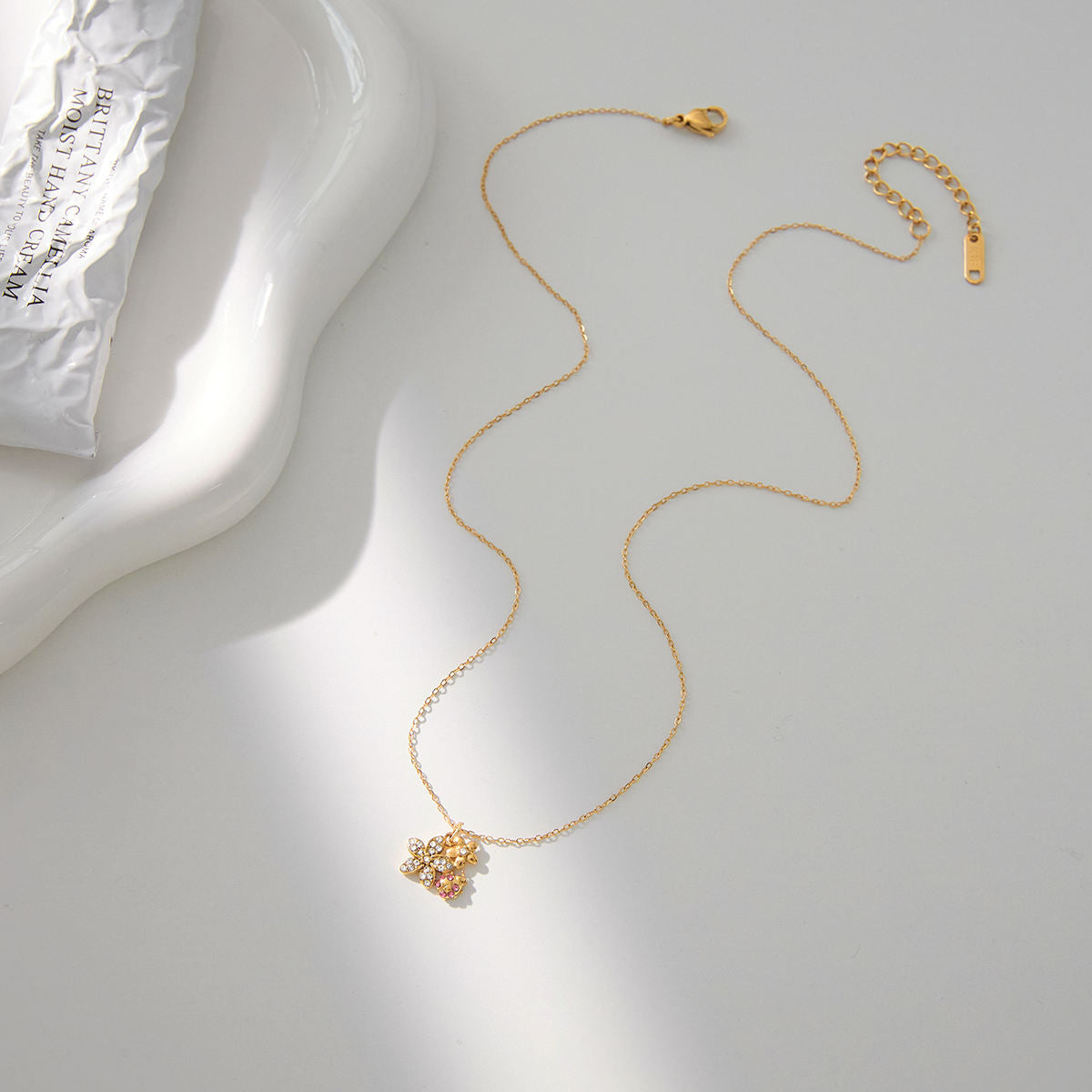 Daisy Blossom Charm Pendant – 18K Gold-Plated Floral Chain