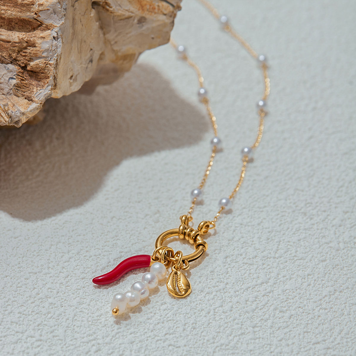 Pearl & Gold Seashell Charm – 18K Gold-Plated Coastal Pendant Chain