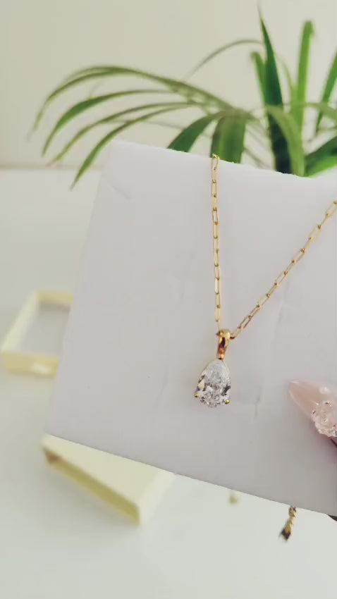 Pear-Cut Solitaire Pendant Necklace – 18K Gold-Plated Minimal Chain