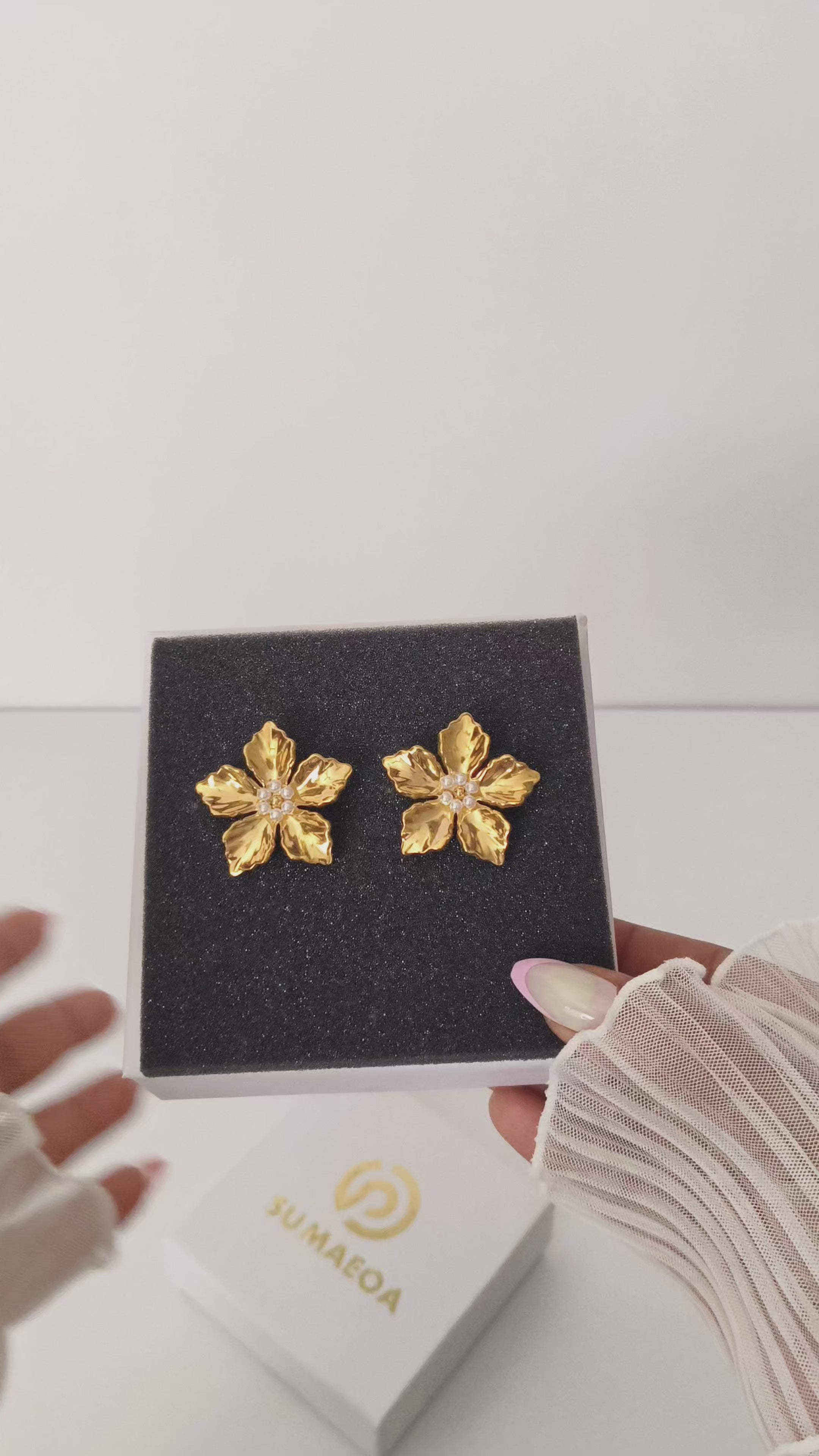 Pearl Kissed Flora Earrings -18k gold plated