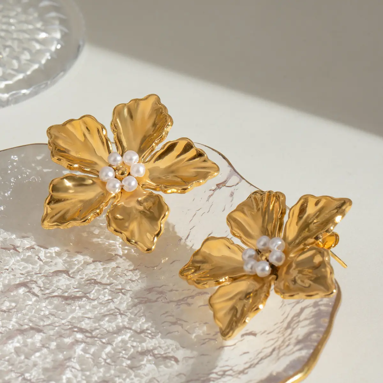 Pearl Kissed Flora Earrings -18k gold plated